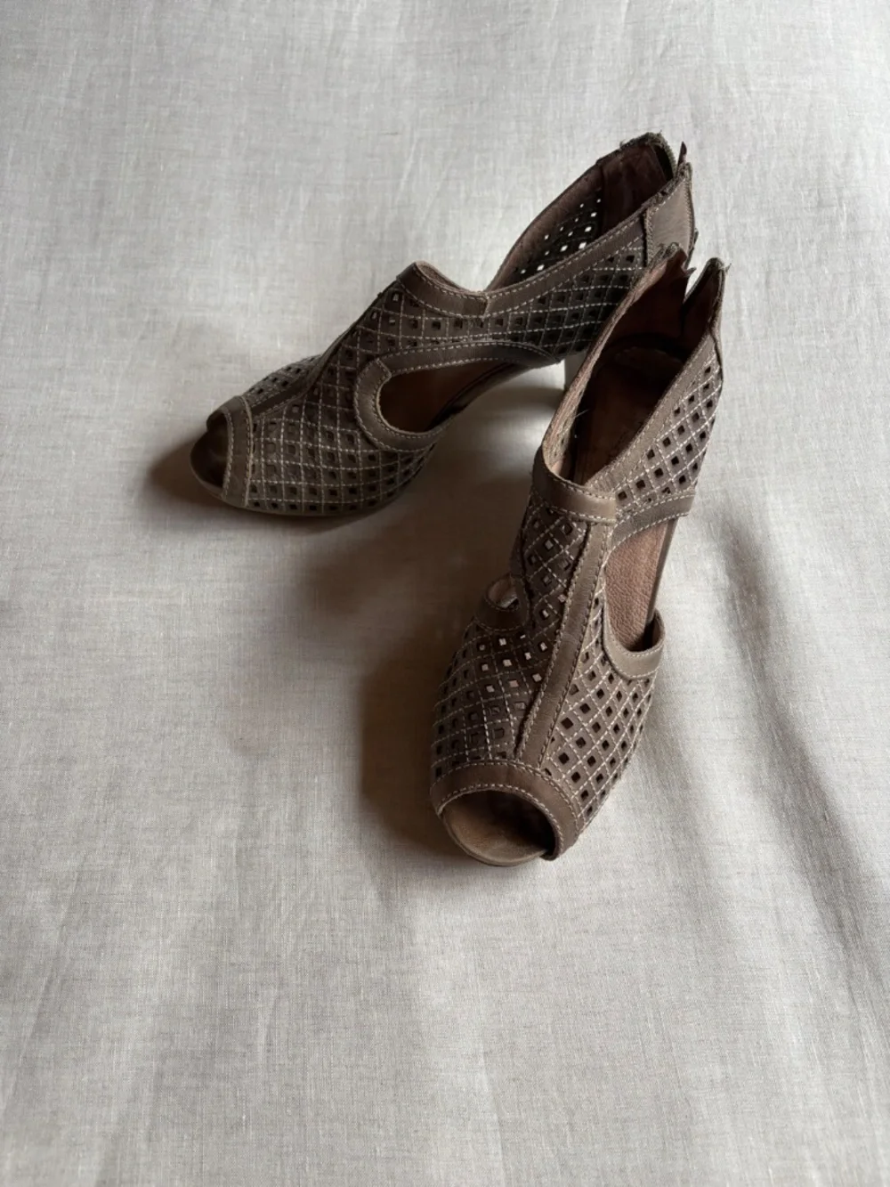 Pikolinos Vic Perforated Peep Toe Heels